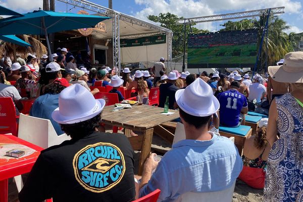 Le match suivi sur grand écran sur la plage d'un bar à Schoelcher.