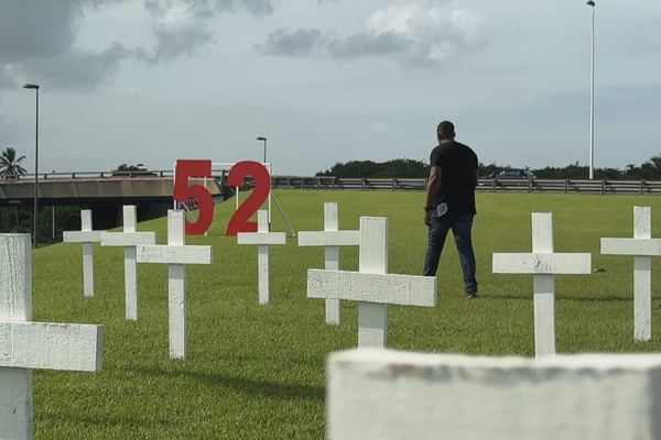 Le cimetière éphémère de Samuel Nirelep, avec 52 croix en hommage aux 52 tués sur les routes de Guadeloupe en 2024