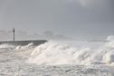 Forte houle à La Réunion : accès au rivage, baignade et activités nautiques interdites sur le littoral Ouest et Sud