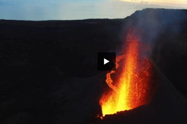 Deux cônes éruptifs en formation sur le flan du Piton de la Fournaise