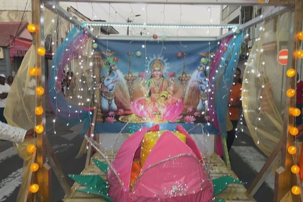 Une décoration fabriquée par des fidèles pour une procession Diwali, en Guadeloupe