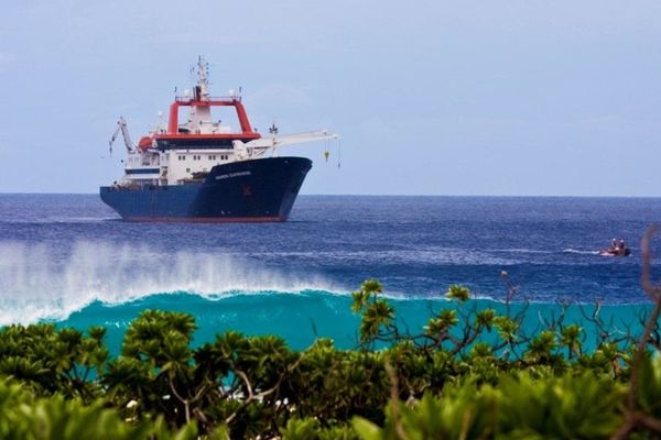 Le navire des TAAF au large de Tromelin