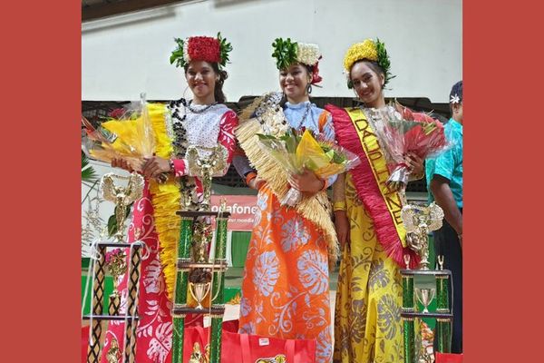 La Miss au centre, Miss Heiva à gauche en rouge et 1ere dauphine à droite en jaune.