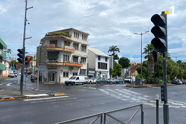 Feux tricolores au centre-ville de Fort-de-France.