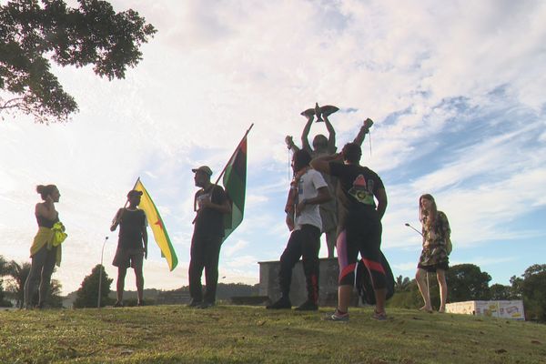 L'arrivée des marcheurs près de la statue des Libertés au rond-point Adélaïde Tablon