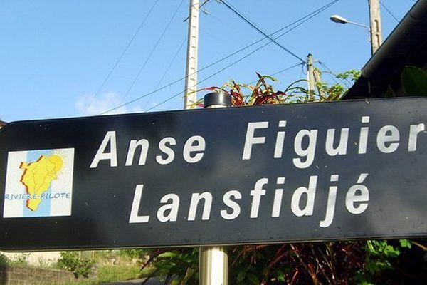 Panneau de signalisation bilingue français créole, à Rivière-Pilote en Martinique.