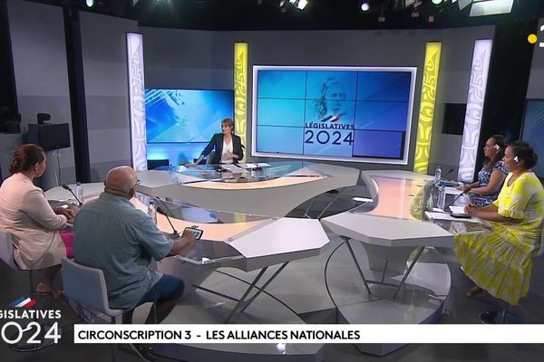 Pascale Haïti-Flosse, Jules Hauata, Mereana Reid-Arbelot et Naumi Mihuraa réunis pour débattre, le 24 juin 2024 avant le premier tour des législatives.