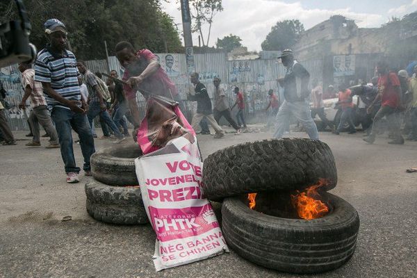 Manifestation violente d'opposants dans les rues de Port-au-Prince le 22 janvier 2016 pour demander l'annulation de l'élection