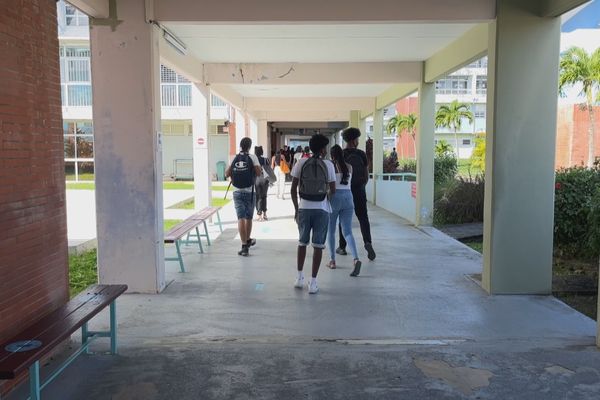 Une cellule d'écoute a été mise en place, au lycée des Droits de l'Homme, à l'intention des élèves présents dans le bus scolaire accidenté - 29/11/2022.