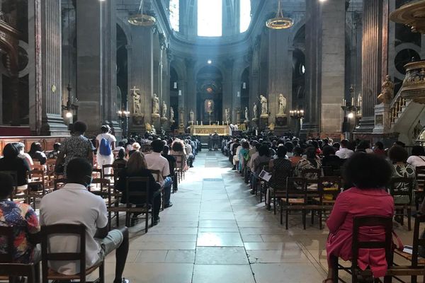 Avant de début de la messe en hommage à Jacob Desvarieux à Paris, le samedi 14 août 2021.