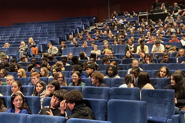 Le public scolaire fascin& par le théâtre