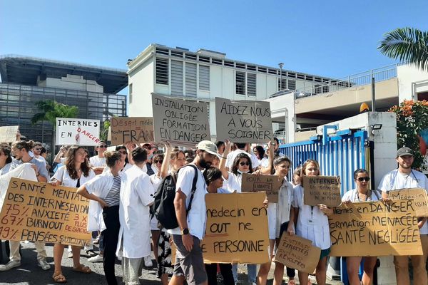 Mobilisation des internes en médecine devant le CHU de Bellepierre, à Saint-Denis.