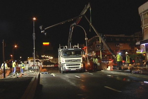 Des employés du secteur du BTP travaillent sur le chantier du carrefour du Pacifique de Papeete