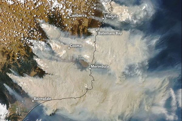 D'après la Nasa, certaines des tâches blanches au-dessus du nuage de fumée photographié le 4 janvier sont des pyrocumulonimbus.