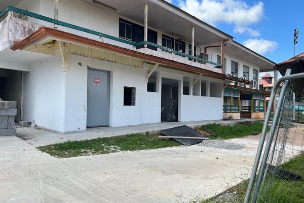 Travaux en cours du futur bureau de poste d'Apatou. La rénovation avance, mais des retards persistent à cause de dégradations survenues pendant les travaux.