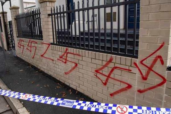 Des photos diffusées par les médias locaux montrent des signes peints en rouge sur le mur d'enceinte de la synagogue, située dans le quartier de Newtown à Sydney.