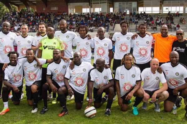 Sarcelles (Juin 2019) Fête du Sport. Accroupis : Pascal Feindouno, Fred Mocka, Pascal Chimbonda, René-claude Nicolas, Lyttle-john Mayilla, Ali Mao Ahidjo, Hervé Gallorini, Zico Tumba. Debout : Raymond Kalla, Samir Amirèche, x, Brice Samba, Dagui B