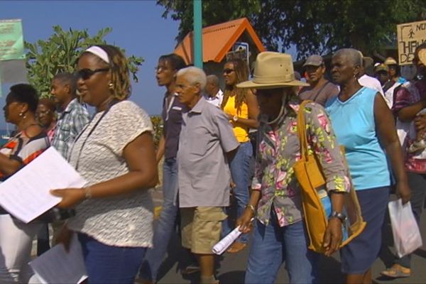 Manifestation contre la hausse des impôts locaux à Sainte-Anne