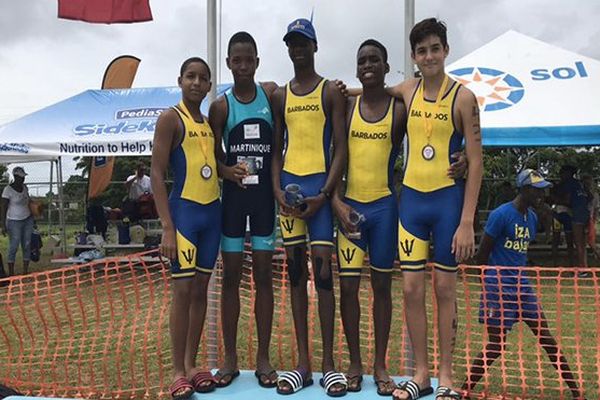 Podium des 13-15 ans garçon avec Nathanael Adenet-Louvet (maillot bleu), entouré de trois Barbadiens