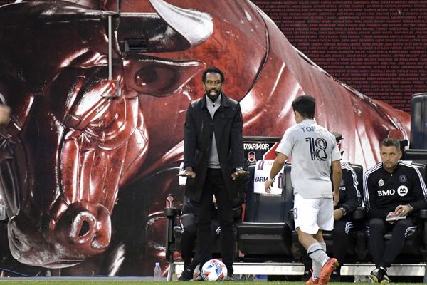 Wilfried Nancy face au milieu de terrain Joaquin Torres lors d'un match de football MLS contre les Red Bulls de New York le samedi 30 octobre 2021.