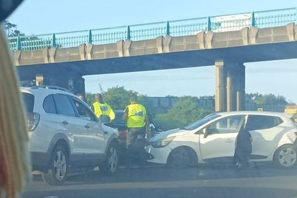 Suite à l'accident au niveau du pont du Verger, à Sainte-Marie, la route est fermée à la circulation dans le sens Nord/Est et une déviation a été mise en place