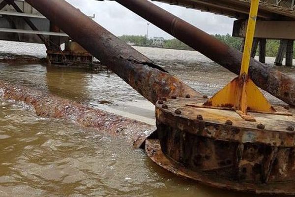 Les poutres endommagées du pont du Larivot