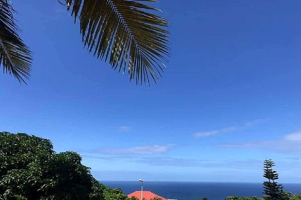 Ciel bleu sur Piton-Saint-Leu, jeudi 28 janvier 2020.