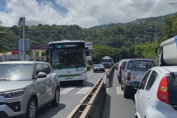 Ce samedi matin au niveau de Tamanu, juste avant ou après le pont fermé pour travaux.