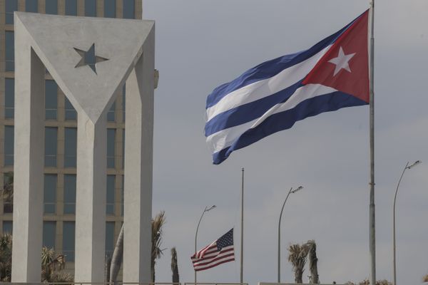 Des drapeaux cubain et américain flottent au vent devant l'ambassade américaine à La Havane, à Cuba (14 janvier 2025).