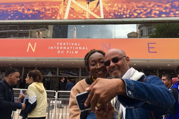 Gil Zobda, le reponsable du Bureau des Tournages de la Martinique, se prend en photo avec la comédienne Nadege Beausson-Diagne devant le Palais des Festivals à Cannes.