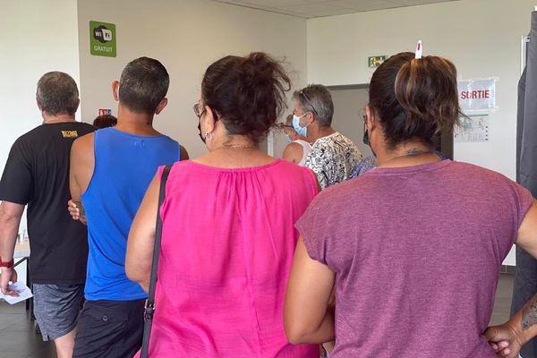 Referendum: queue in Dumbéa