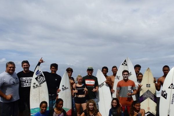 Les futurs espoirs du surf Tahitien et leurs coachs 