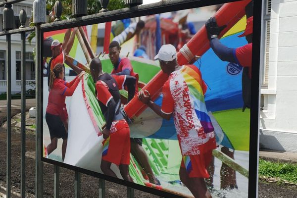 Exposition du tour de Martinique de la yole ronde sur les grilles de la préfecture. 