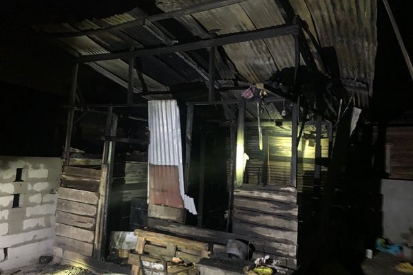 Les restes calcinés de l’habitation située dans le quartier informel de Colombie, à Saint-Laurent-du-Maroni, après l’incendie tragique qui a coûté la vie à trois enfants.