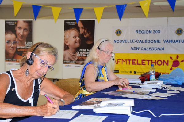 Des bénévoles du Lions club prenant les appels locaux au 36 37, pour le Téléthon 2017.