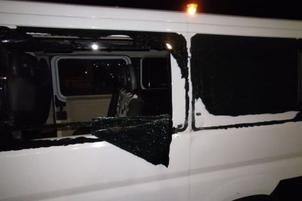 Vitre brisée d'un des véhicules victimes de caillassage la nuit dernière sur la RP1.