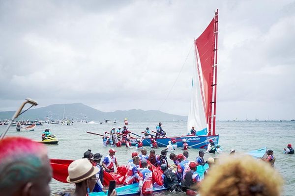 La yole Sara Energies Nouvelles - Autodistribution gagne le prologue du 37e tour de Martinique des yoles rondes, à Fort-de-France (dimanche 30 juillet 2023).