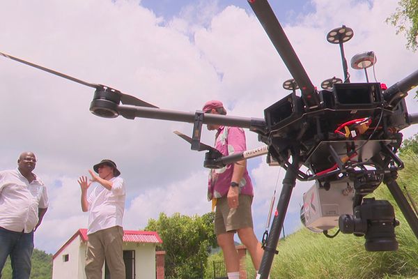 Drone équipé d'un radar infrarouge.