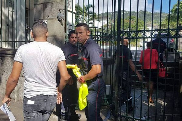 Les représentants des sapeurs-pompiers entrent à la préfecture 28 mai 2018