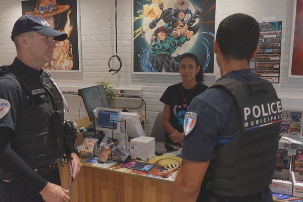 Opération de prise de contact et de sécurisation des commerces du centre-ville de Saint-Denis.