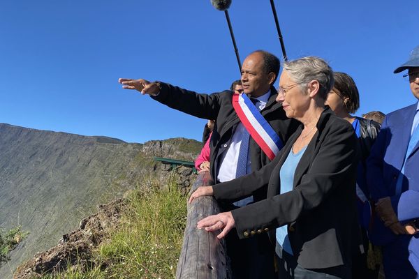 Elisabeth Borne entame son troisième jour de visite à La Réunion, au sommet du Maïdo, ce samedi 13 mai.