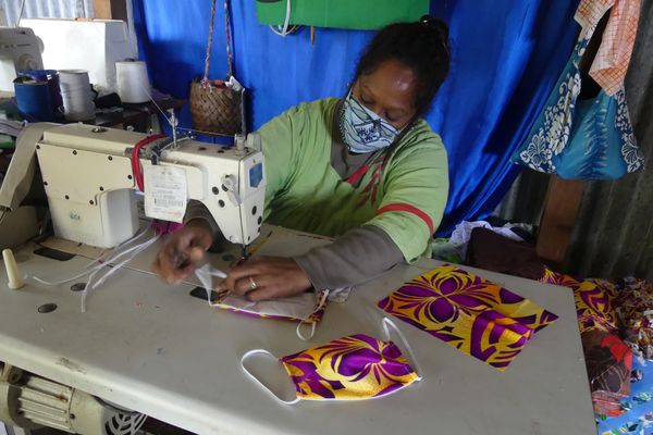 Lifou : une couturière confectionne des masques pour enfants 