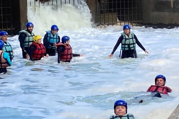 Avant la saison cyclonique à La Réunion, des stages pour apprendre à réagir en cas d’inondation.