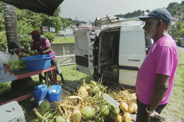 Un vendeur d'eau de coco à Fort-de-France.