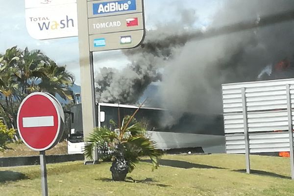 Un autobus a pris feu à la station service de la Ravine des Chèvres