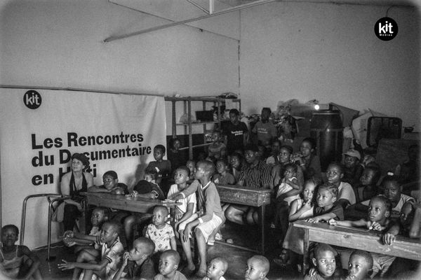 A Port-au-Prince, les enfants regardent l'un des films du festival Rencontres du documentaire