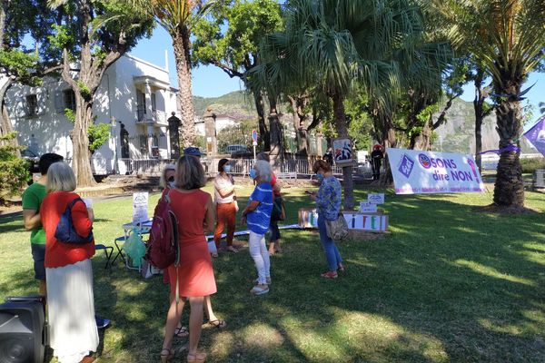 Une dizaine de personnes présentes dont Attac, Sud Solidaires 974 et le collectif Inter Hôpitaux de La Réunion