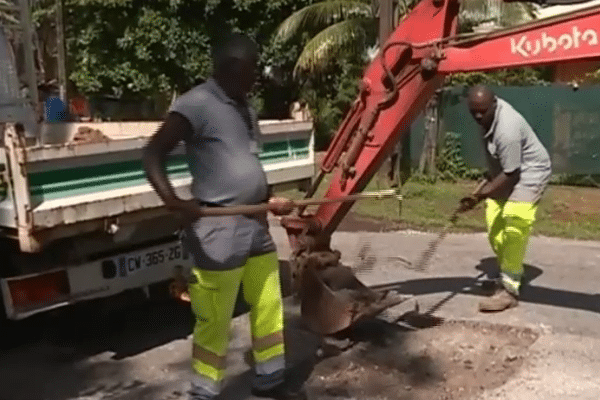 Opération bouchage des trous des rues de Cayenne