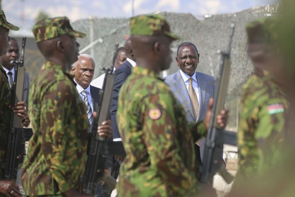 Le président kenyan William Ruto, à droite, et le président du Conseil de transition Edgard Leblanc