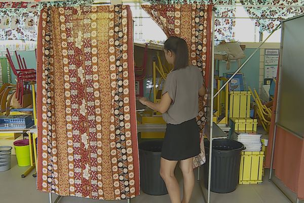 Les bureaux de vote se mettent en place pour le 1er tour de la présidentielle 2022 à Tahiti.